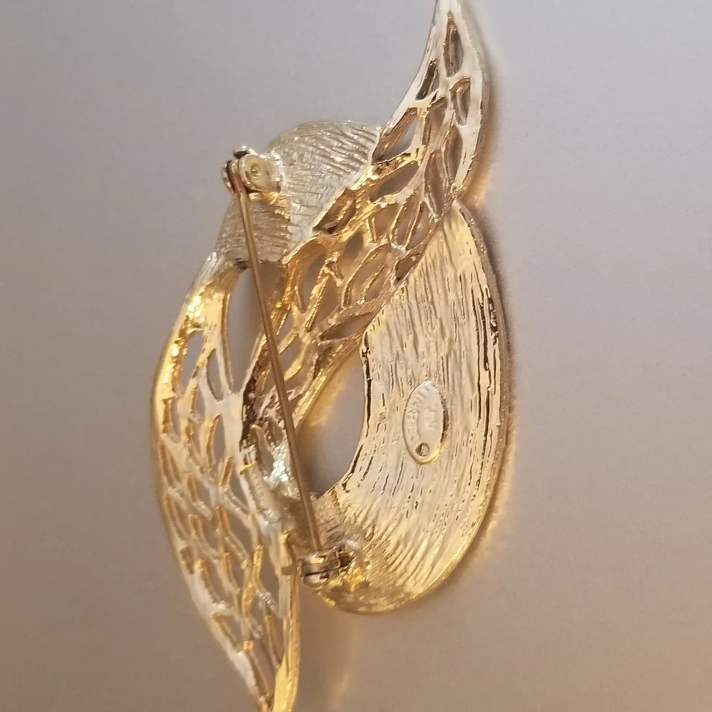 Vintage Signed Celebrity NY Gold Ribbon Swirl Openwork Filigree Brooch